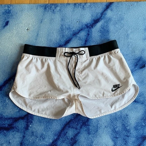 *BUNDLE* Lot Of 3 NIKE Womens Shirts + Shorts, Size M - Picture 3 of 7